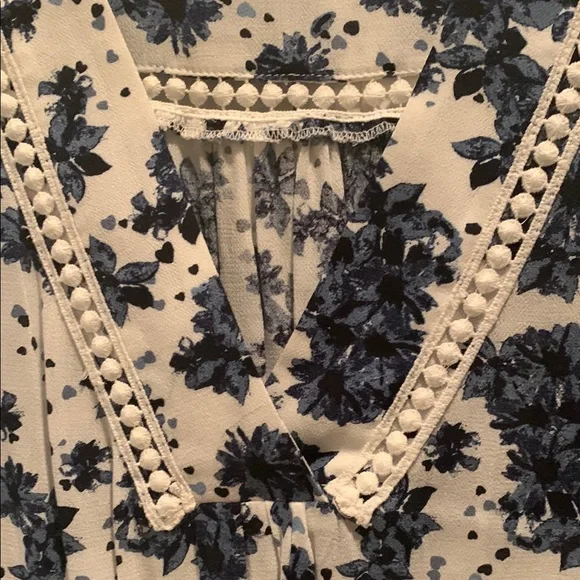 Collective Concepts Navy blue and White Sleeveless Blouse - Picture 2 of 5